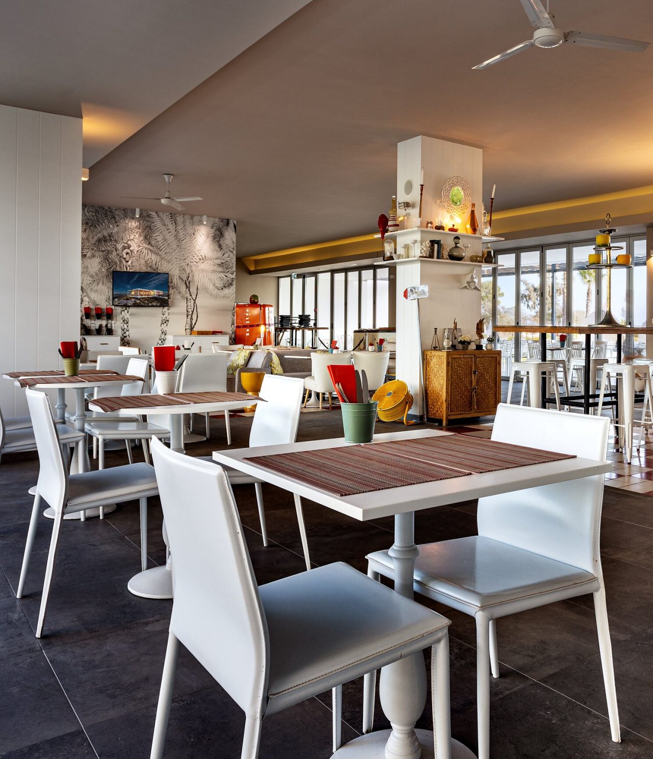 O bar Sunset, do Hotel Premium no Algarve, tem um ambiente moderno e descontraído