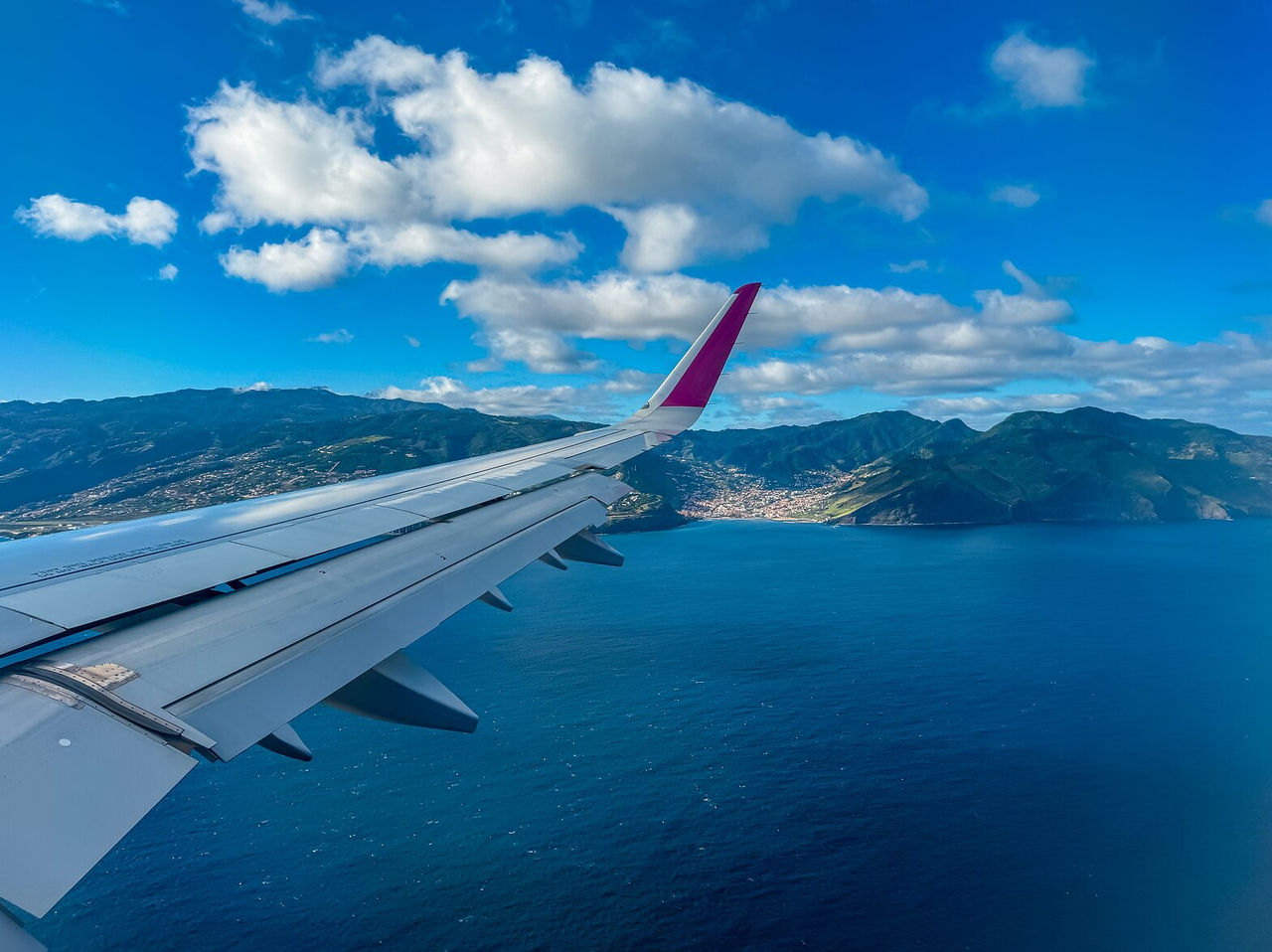 Chegar à Ilha da Madeira pode ser feita por avião, num aeroporto construído por cima do mar