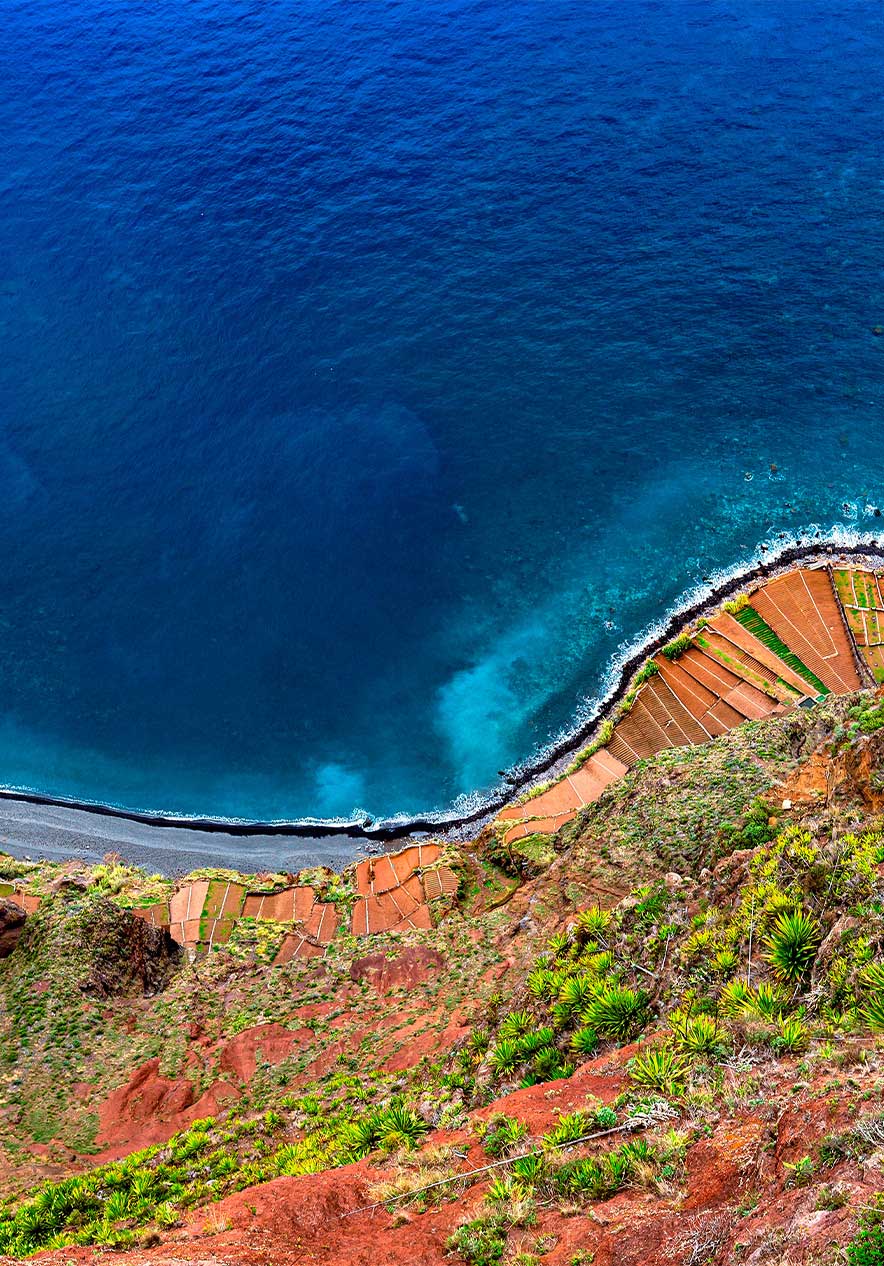 Fique no Pestana Carlton Madeira e desfrute da vista aérea do Cabo Girão, com o oceano de um lado e a falésia do outro