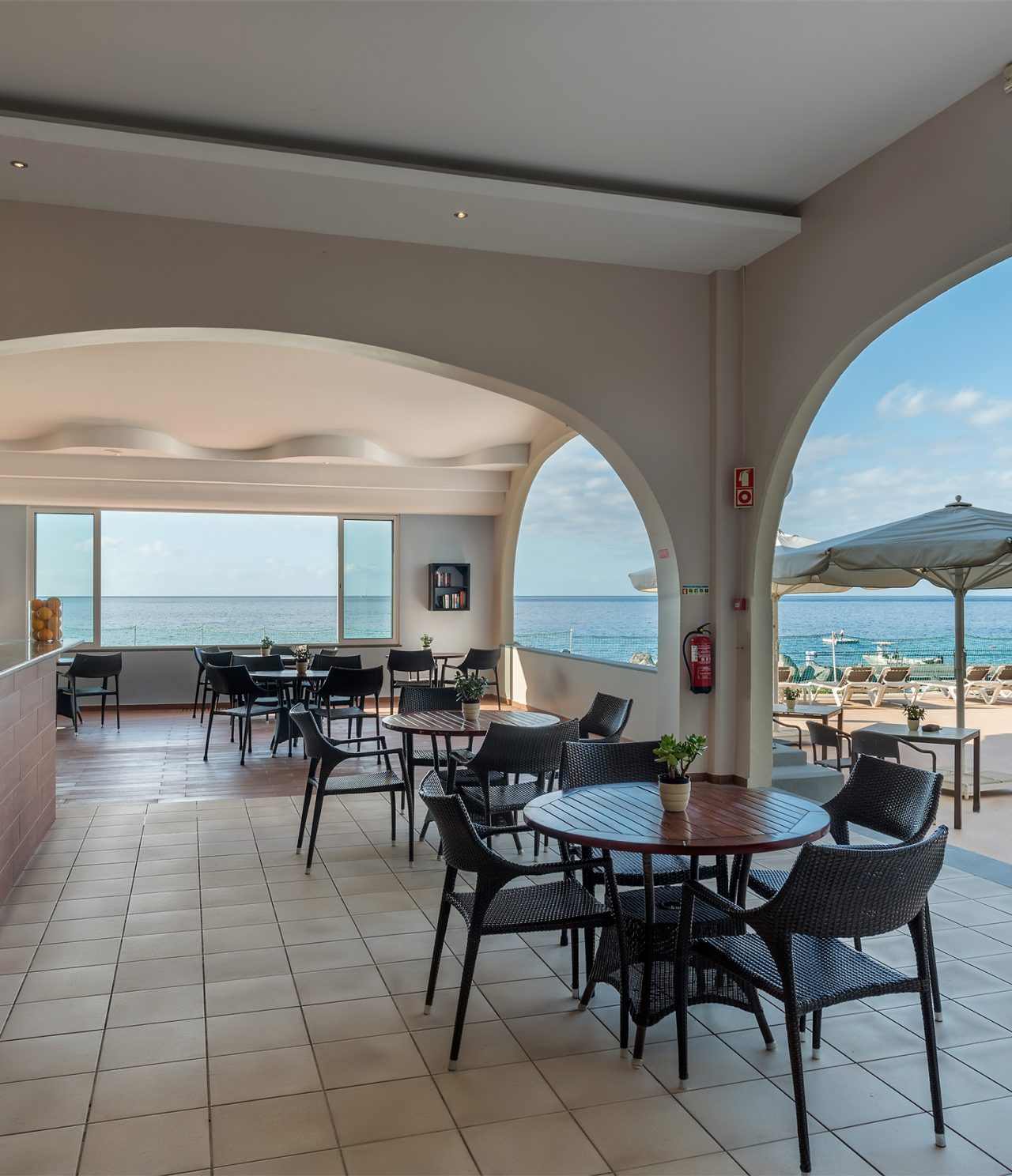 O bar Atlântico, do Hotel 5 Estrelas na Madeira, tem uma esplanada coberta, com cadeiras e mesas, e vista para o mar