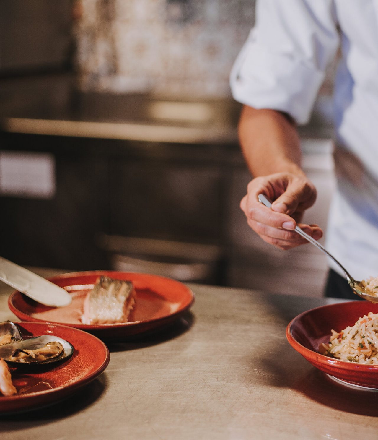 O restaurante Taverna Grill, do Hotel no Centro do Funchal, na Madeira, tem um chef a empratar os pratos