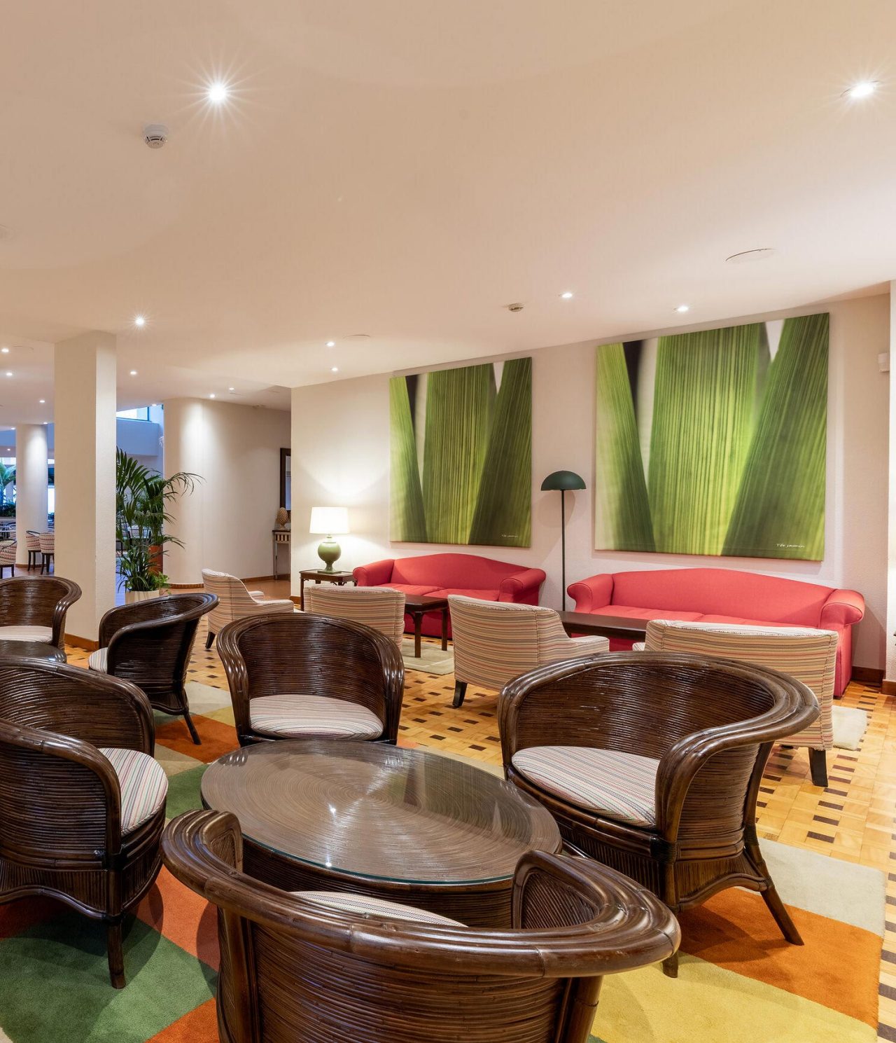 O bar Arlequim, do Hotel 5 Estrelas no Funchal, na Madeira tem sofás e poltronas com mesas redondas