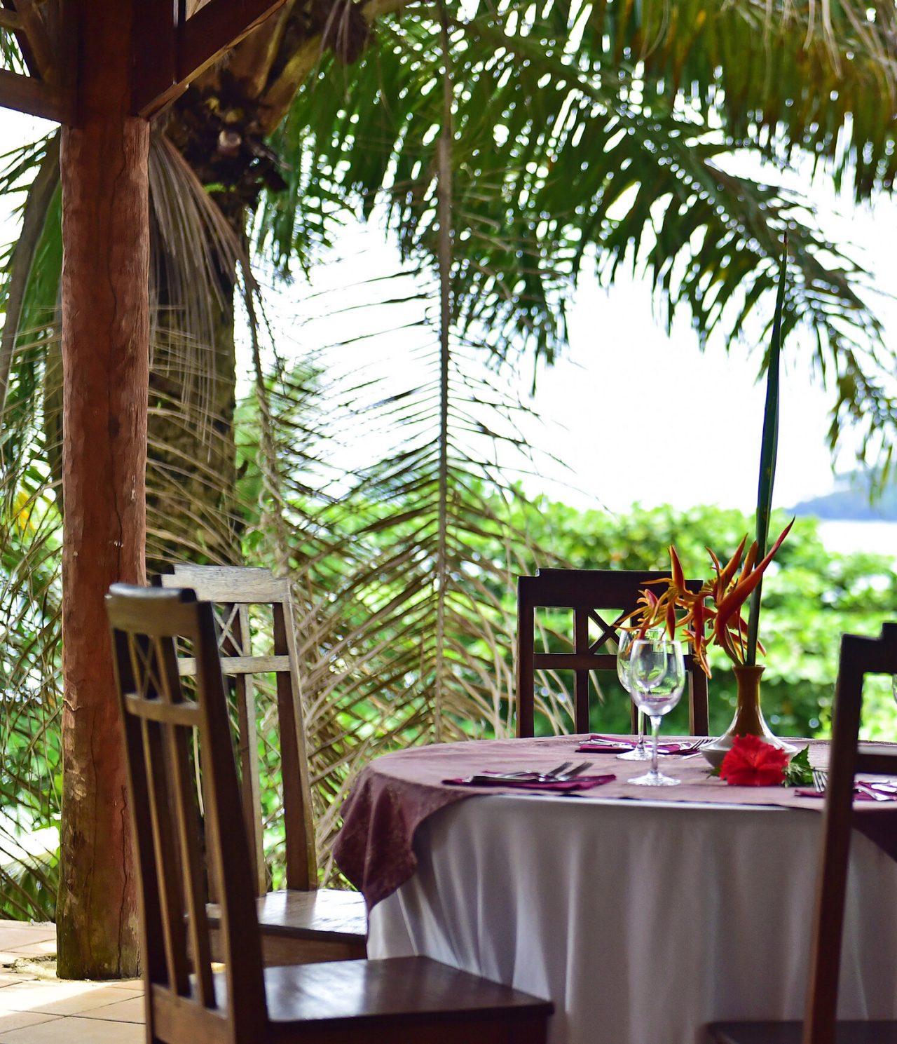 7 Pedras restaurant, in São Tomé has a round table with island view