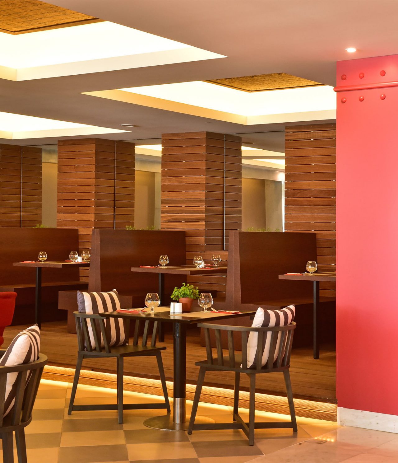 Bar Oceano has tables serving quick meals to guests