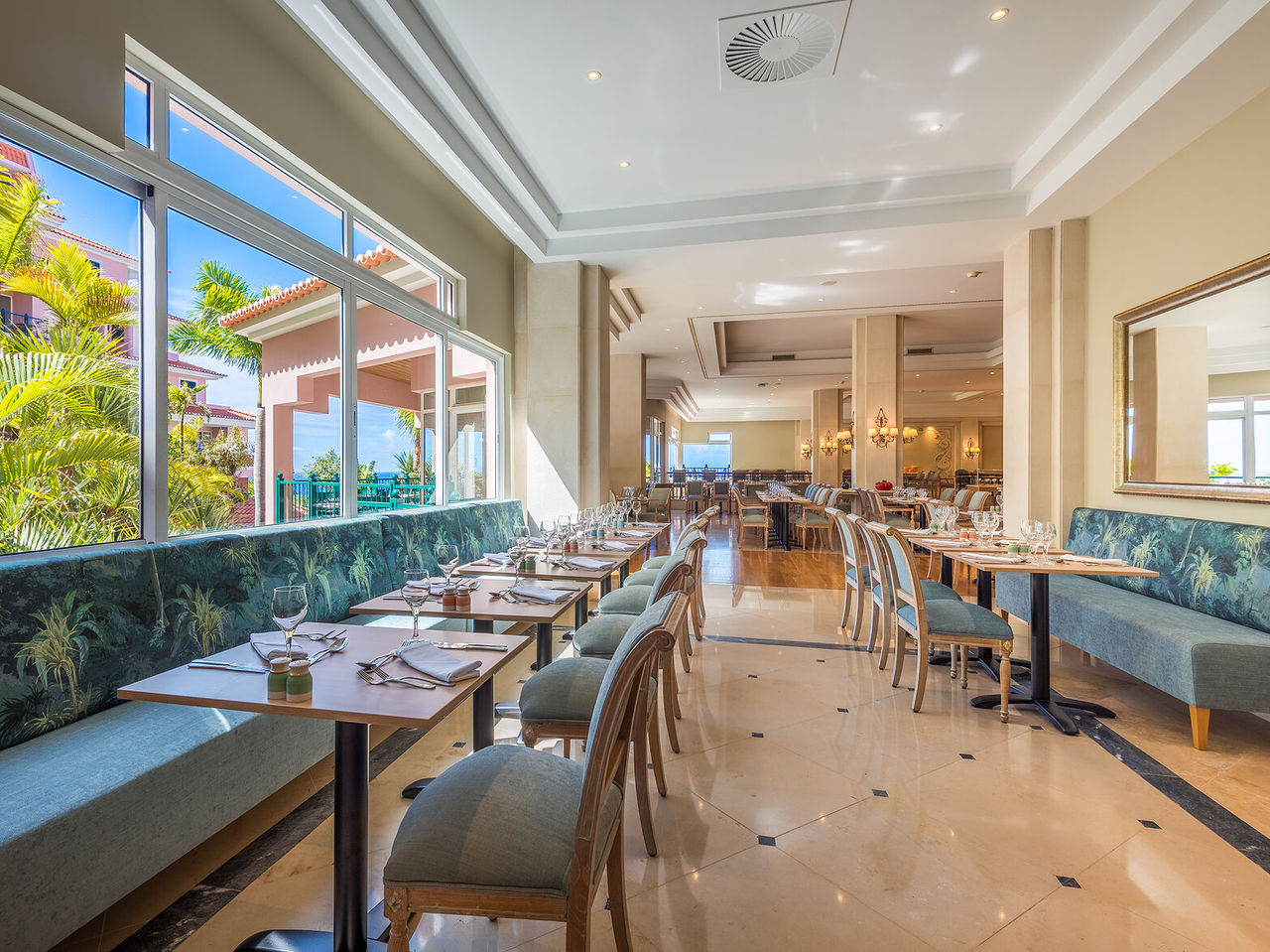 The São Lourenço Garden Terrace restaurant, at the 5-Star Hotel in Funchal, has a spacious restaurant with views