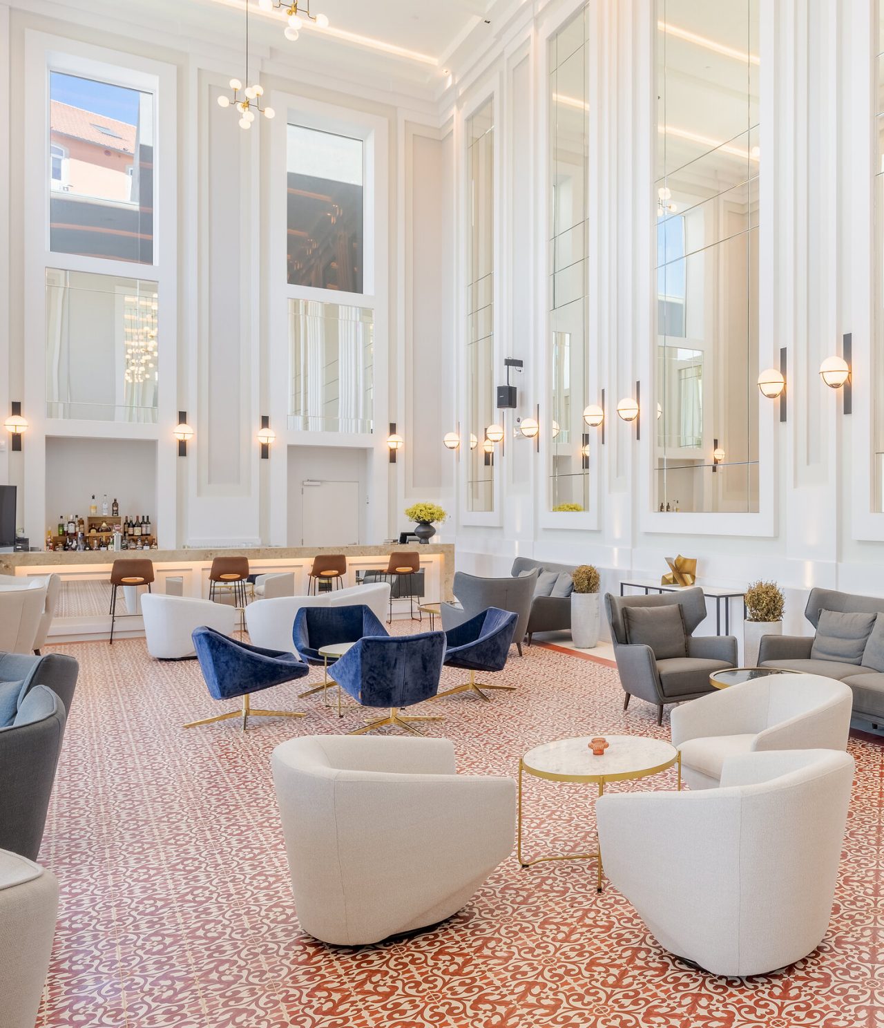 The Great Daisy Bar at the Premium Porto hotel is spacious and has mirrors