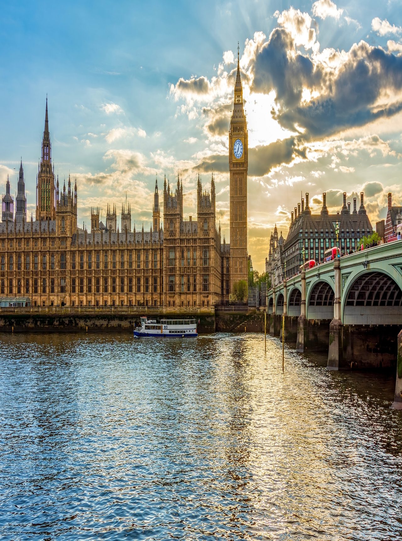 Panoramic view of the Palace of Westminster, in London, next to the iconic Big Ben, with the River Thames in the foreground