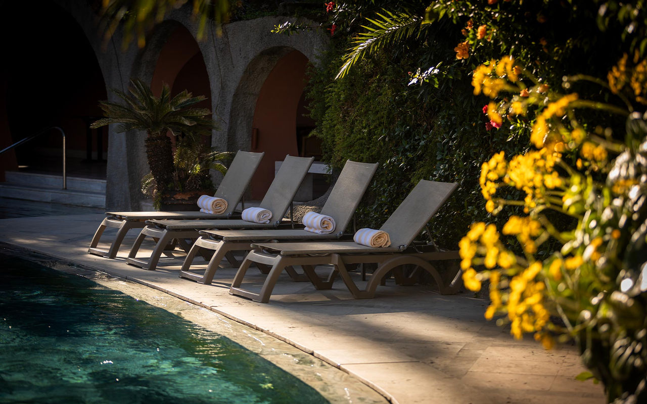 Descubra o Pestana Guest Club, aproveite hotéis com piscina e espreguiçadeiras num cenário paradisíaco